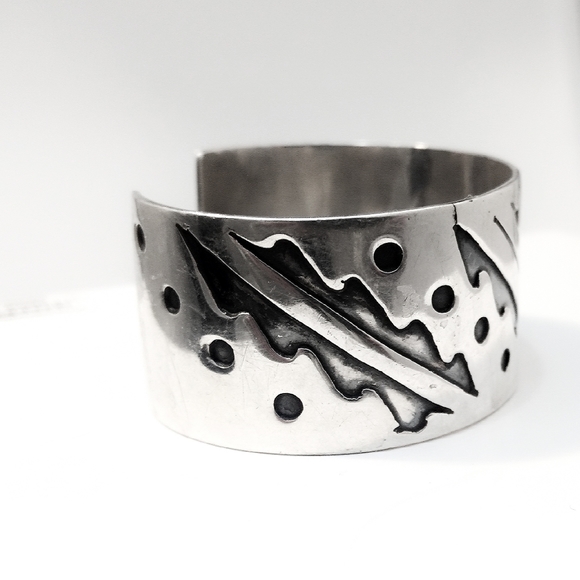 Vintage Heavy Etched Sterling Silver Native American Cuff Bracelet - Picture 3 of 8